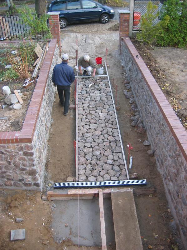 We chose to have field stones in the middle. Difficult to lay, but interesting. 00003.jpg