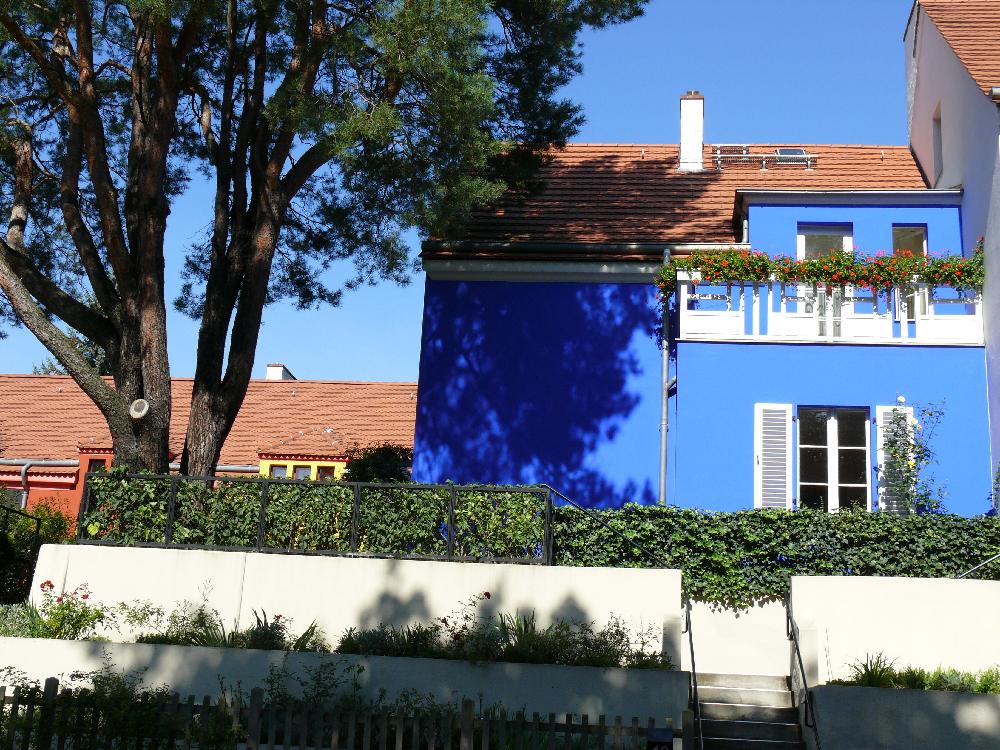 2007-08-BlueHouse.JPG