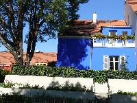 2007-08-BlueHouse.JPG